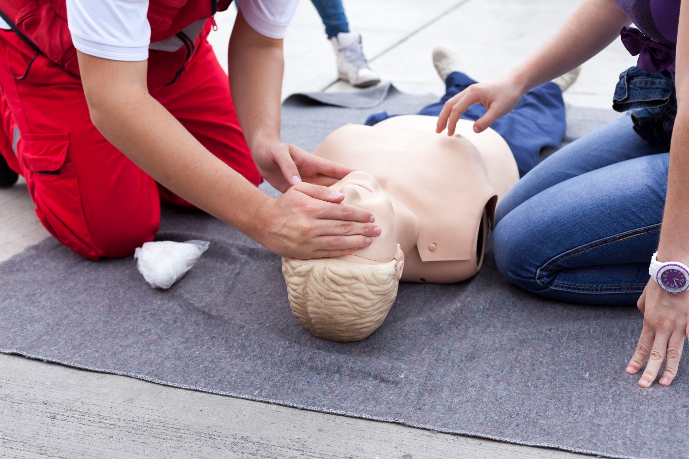 First aid class. Оказание первой помощи. Оказание первой помощи пострадавшим. Первая медицинская ПОМОЩЬПОМОЩЬ.