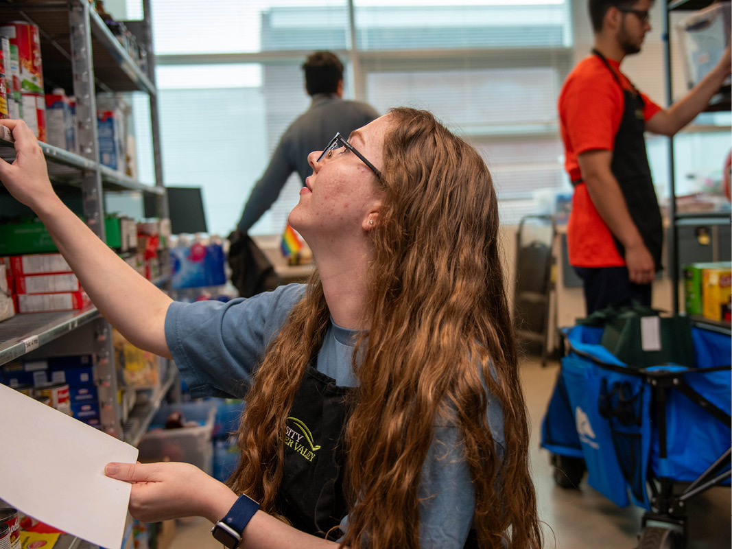 A student volunteer stocks shelves at the UFV-SUS Food Bank